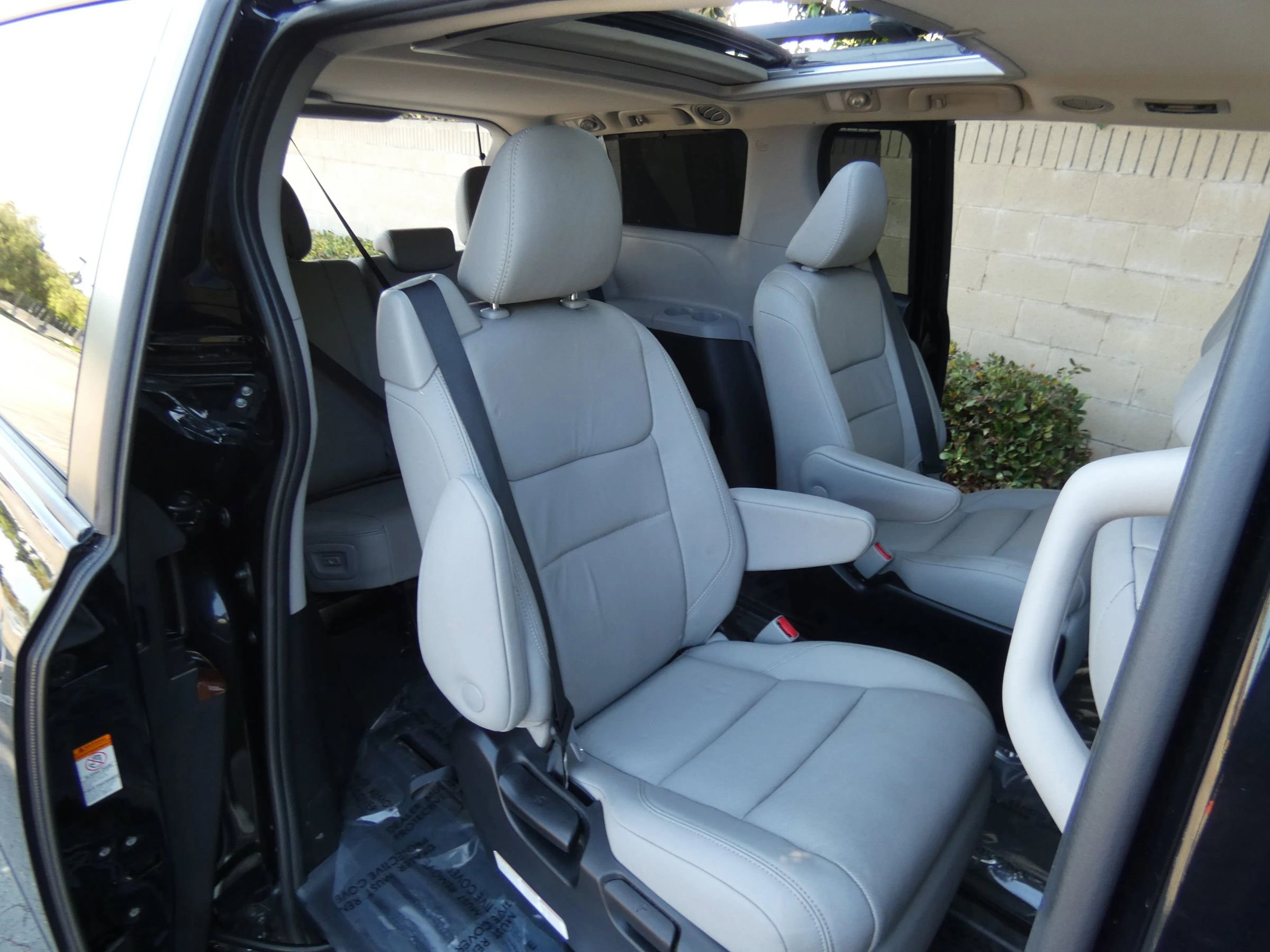 Used 2018 Toyota Sienna Limited image 35