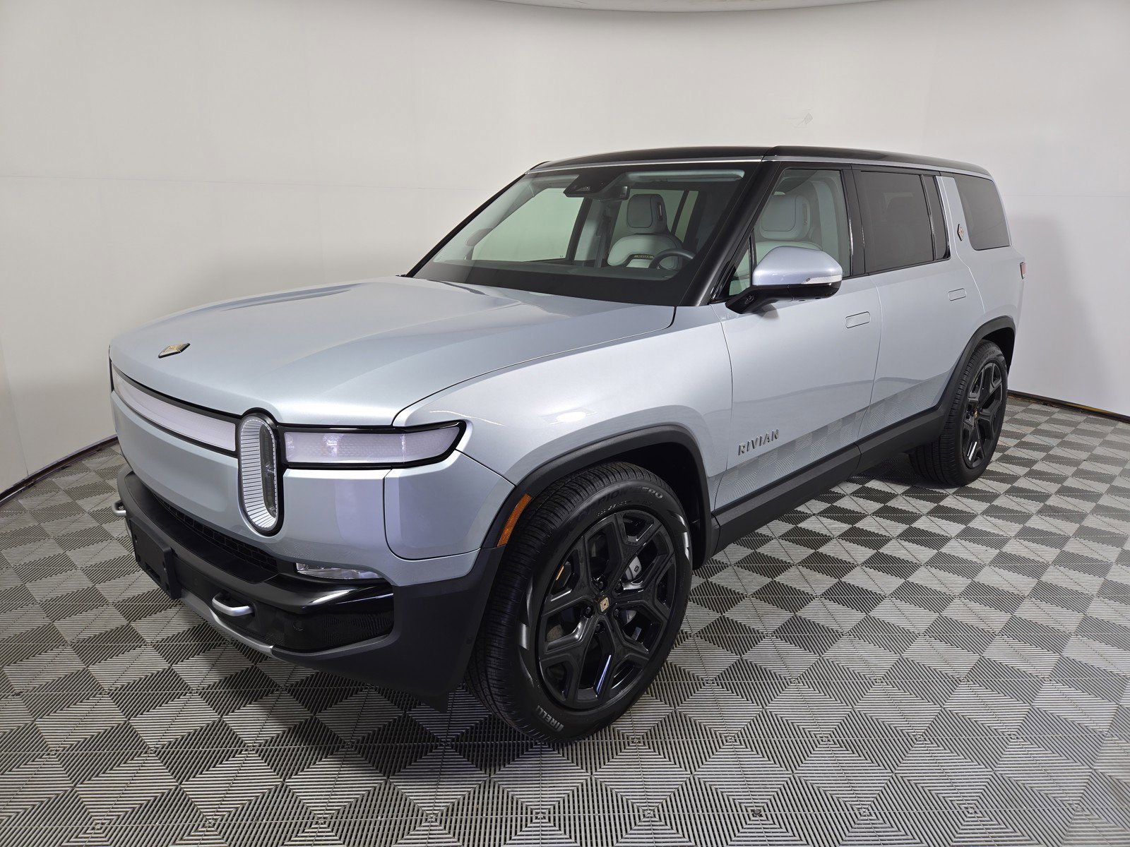 Used 2024 Rivian R1S Adventure AWD/4WD image 1