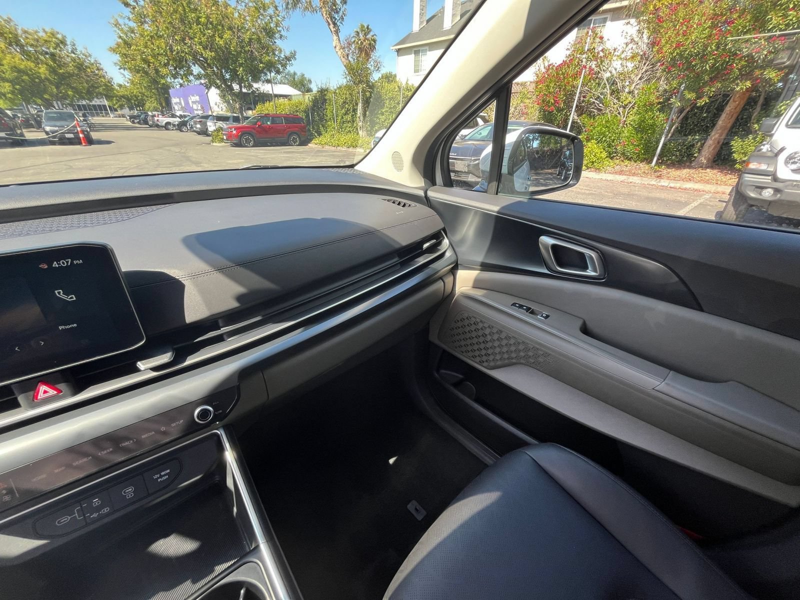 Used 2026 Kia Carnival FWD image 33