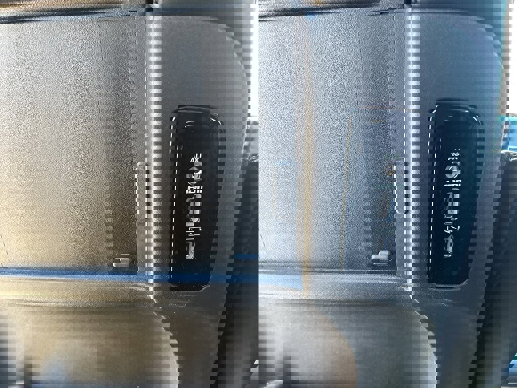 Used 2023 Chrysler Pacifica Limited w/ Uconnect Theater Family Group image 21