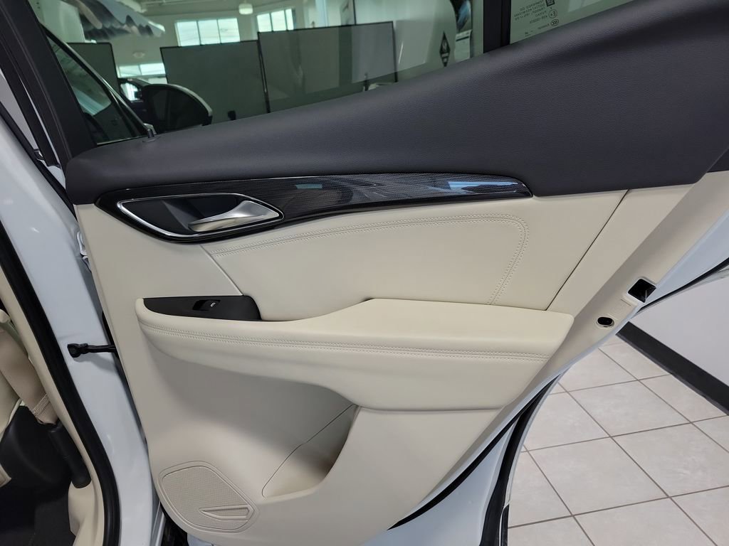 Used 2022 Buick Envision Essence w/ Safety Package FWD image 21