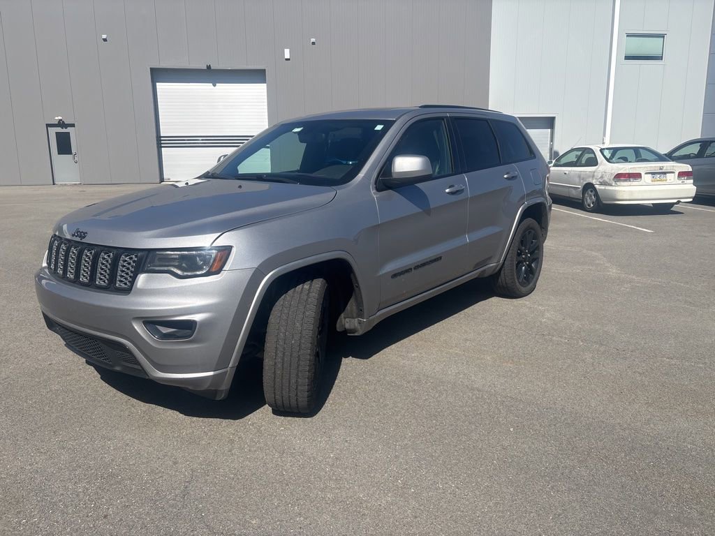 Used 2020 Jeep Grand Cherokee Altitude image 2