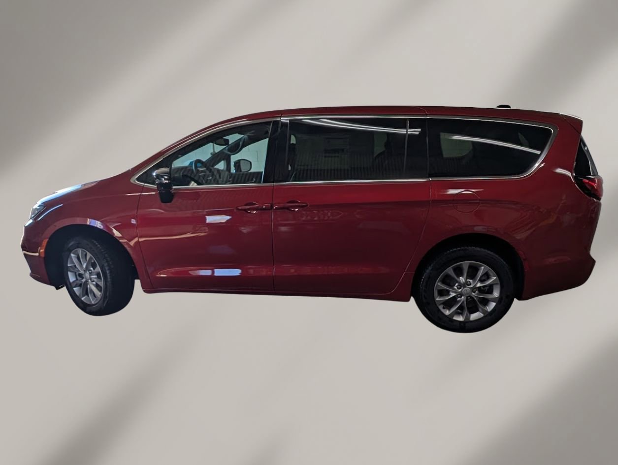 New 2026 Chrysler Pacifica Select image 3