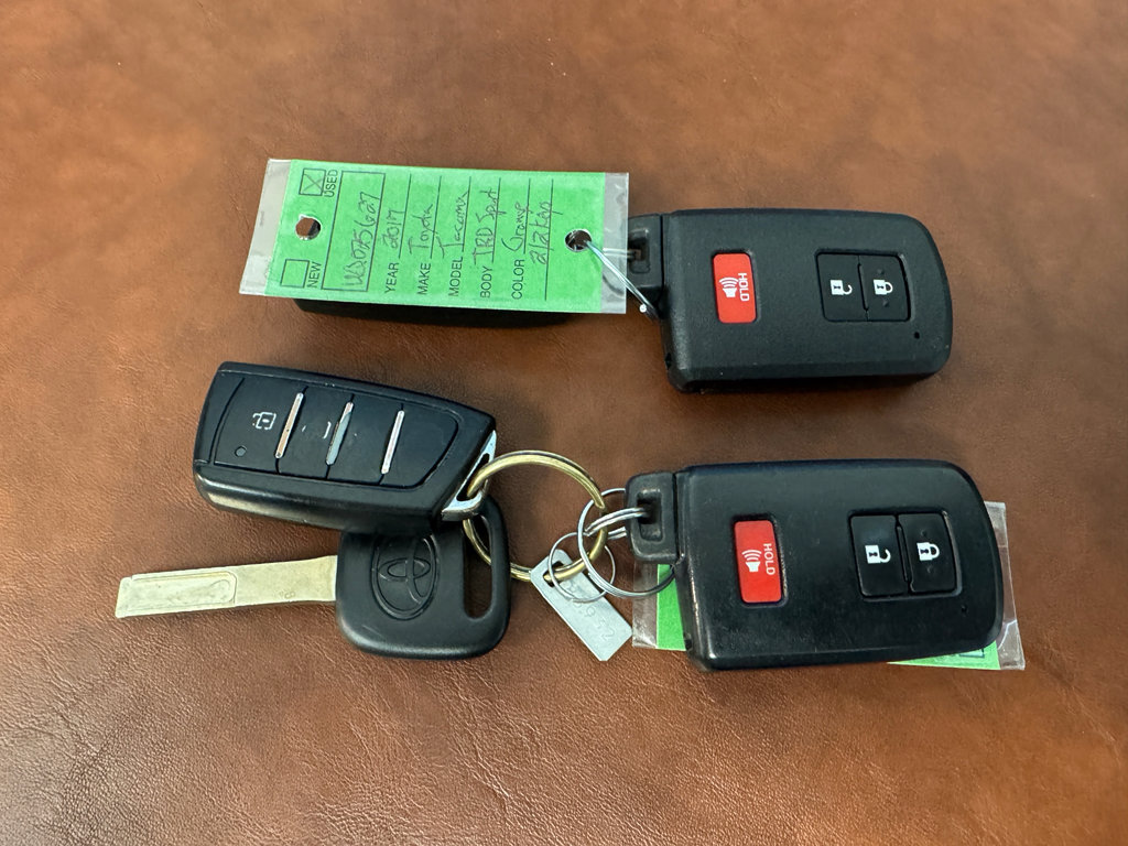 Used 2017 Toyota Tacoma TRD Sport AWD/4WD image 38