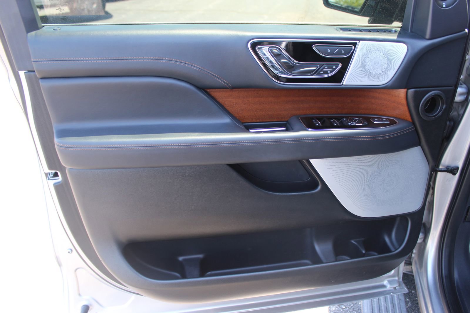Used 2022 Lincoln Navigator L Black Label AWD/4WD image 27
