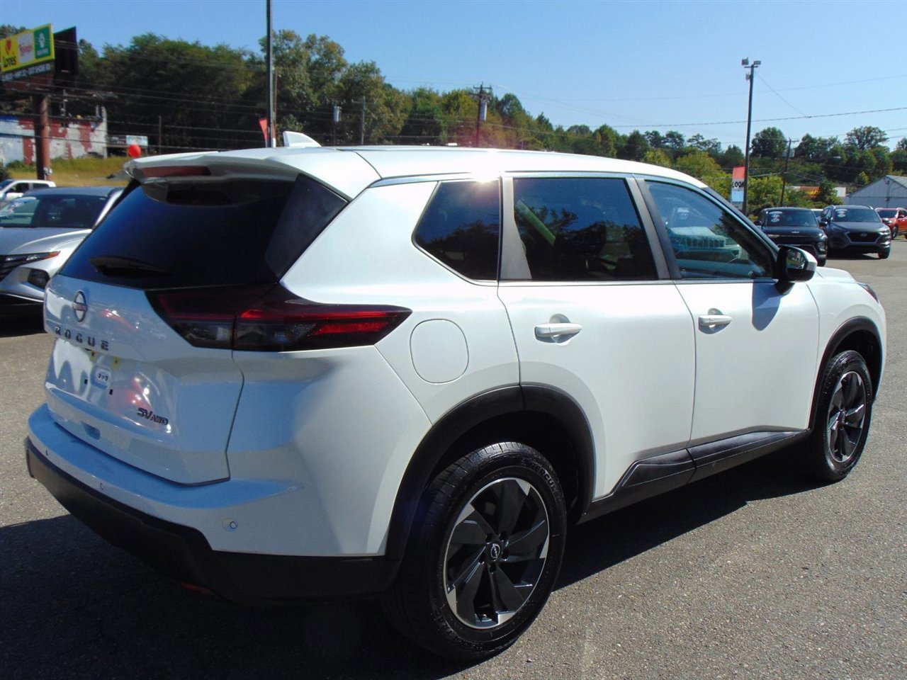 Used 2024 Nissan Rogue SV image 5