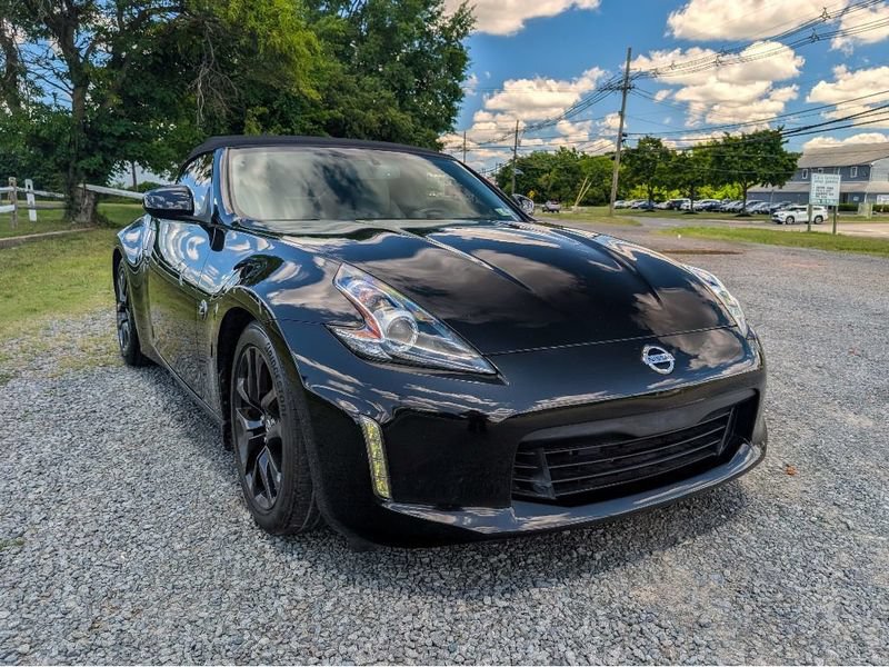 Used 2018 Nissan 370Z Touring RWD image 3