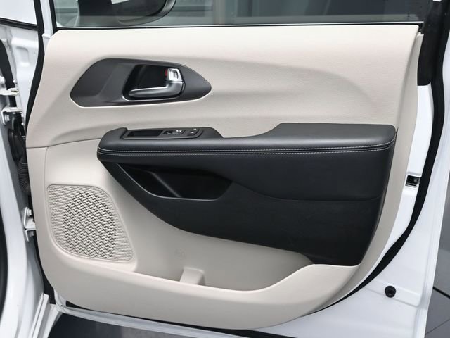 Used 2023 Chrysler Pacifica Touring-L image 33