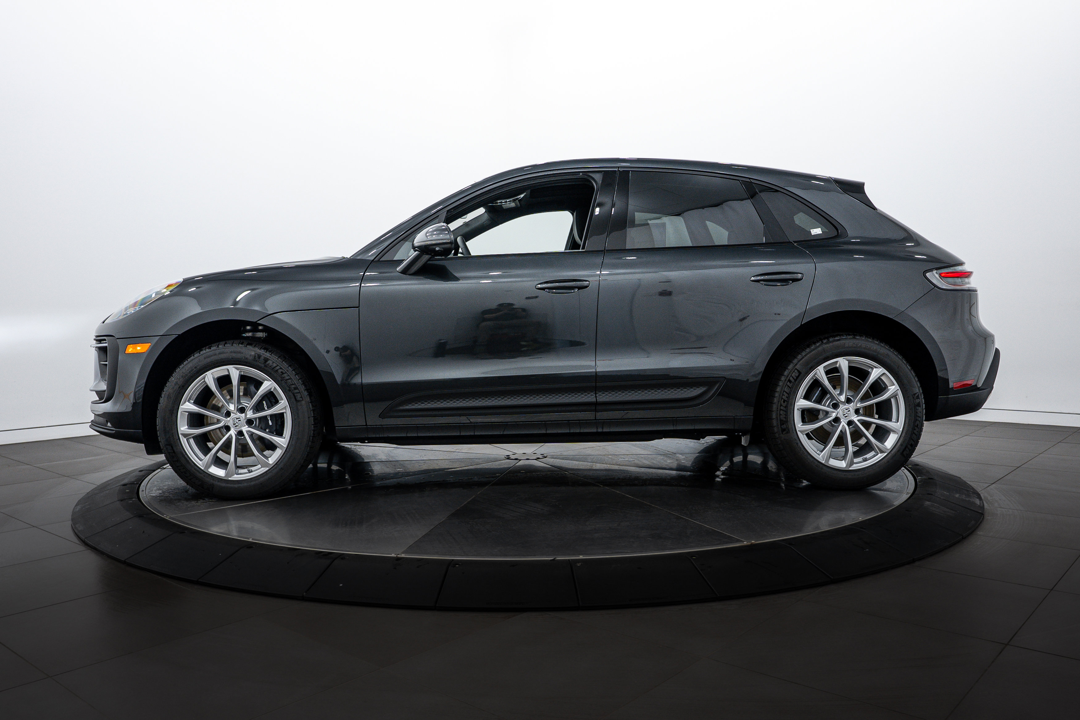 New 2026 Porsche Macan image 2