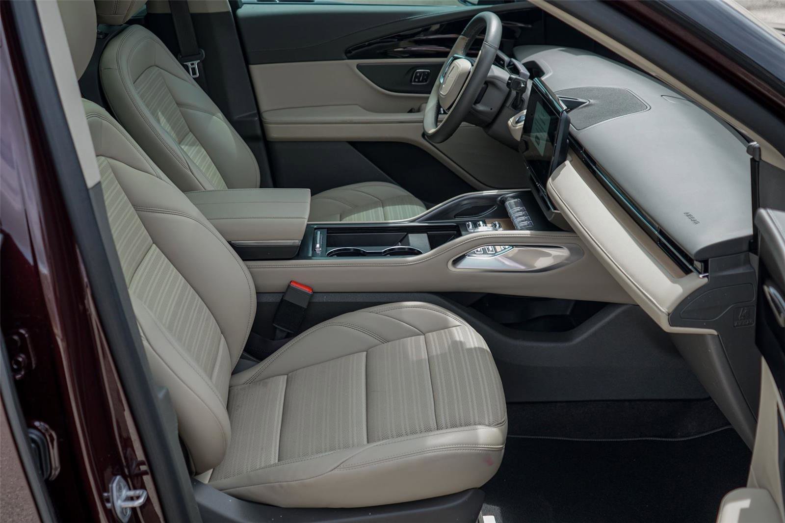 Used 2025 Lincoln Nautilus Reserve image 28