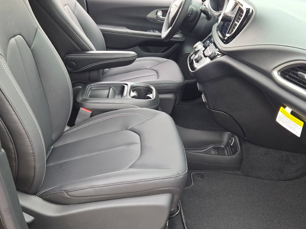 New 2027 Chrysler Pacifica Select FWD image 6