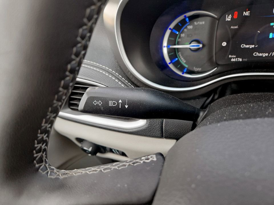 Used 2024 Chrysler Pacifica Select image 20