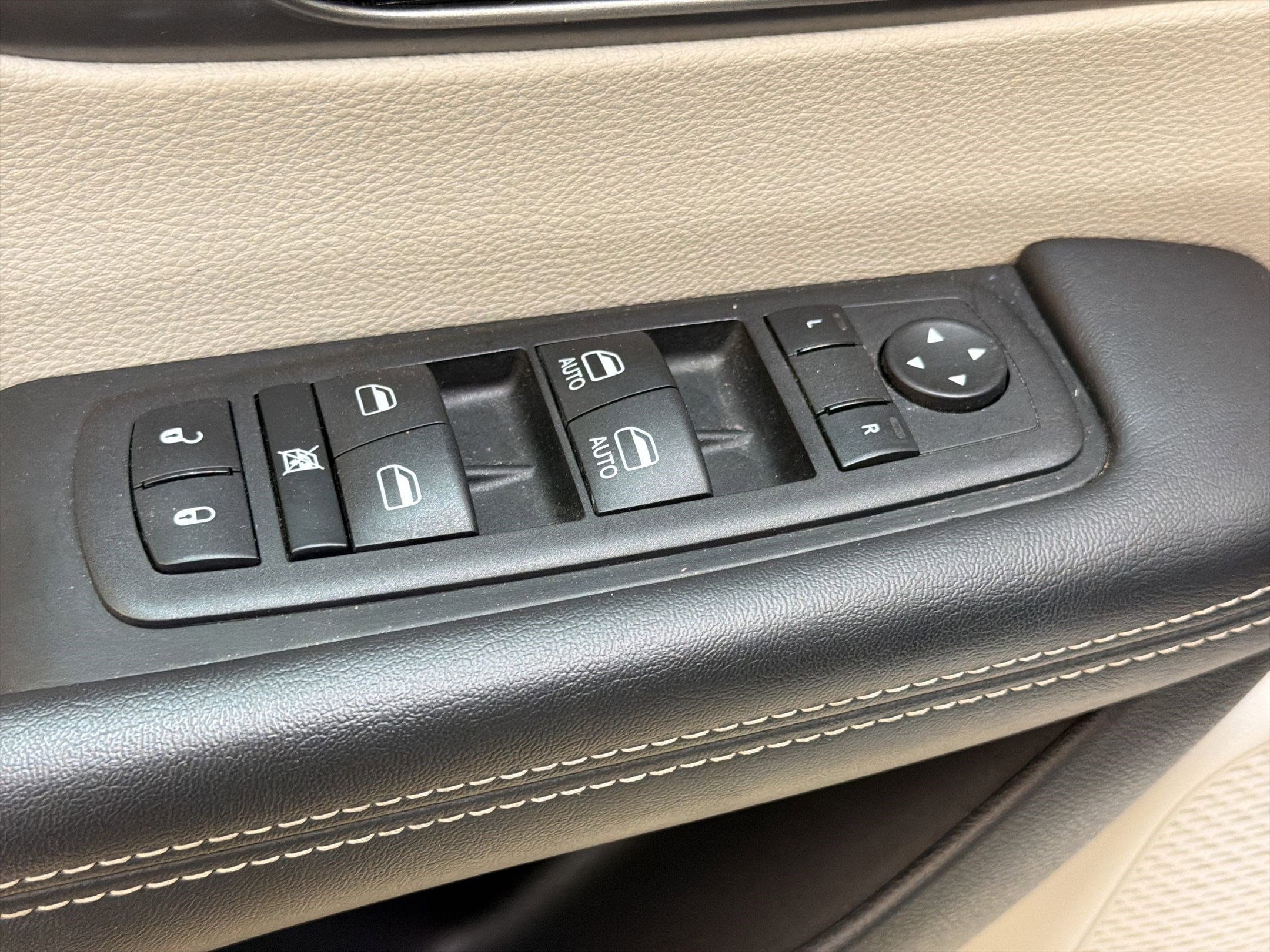 Used 2023 Chrysler Pacifica Touring-L FWD image 13