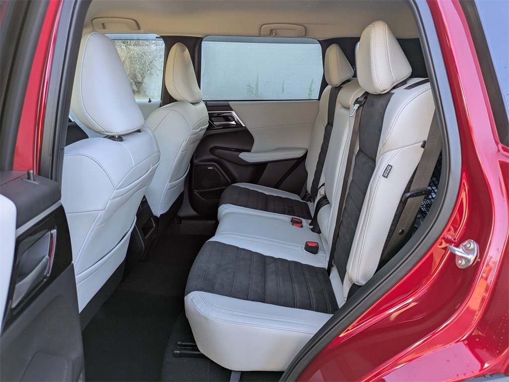 New 2025 Mitsubishi Outlander SE image 15