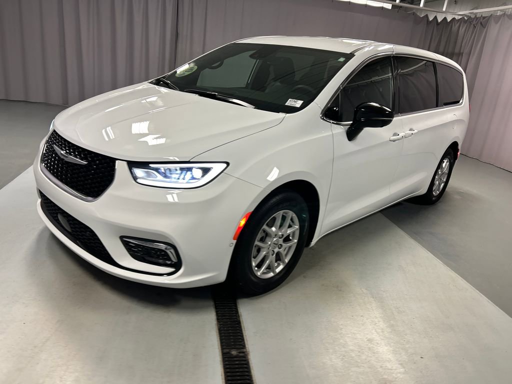 Used 2025 Chrysler Pacifica Select w/ Uconnect Theater Family Group image 3