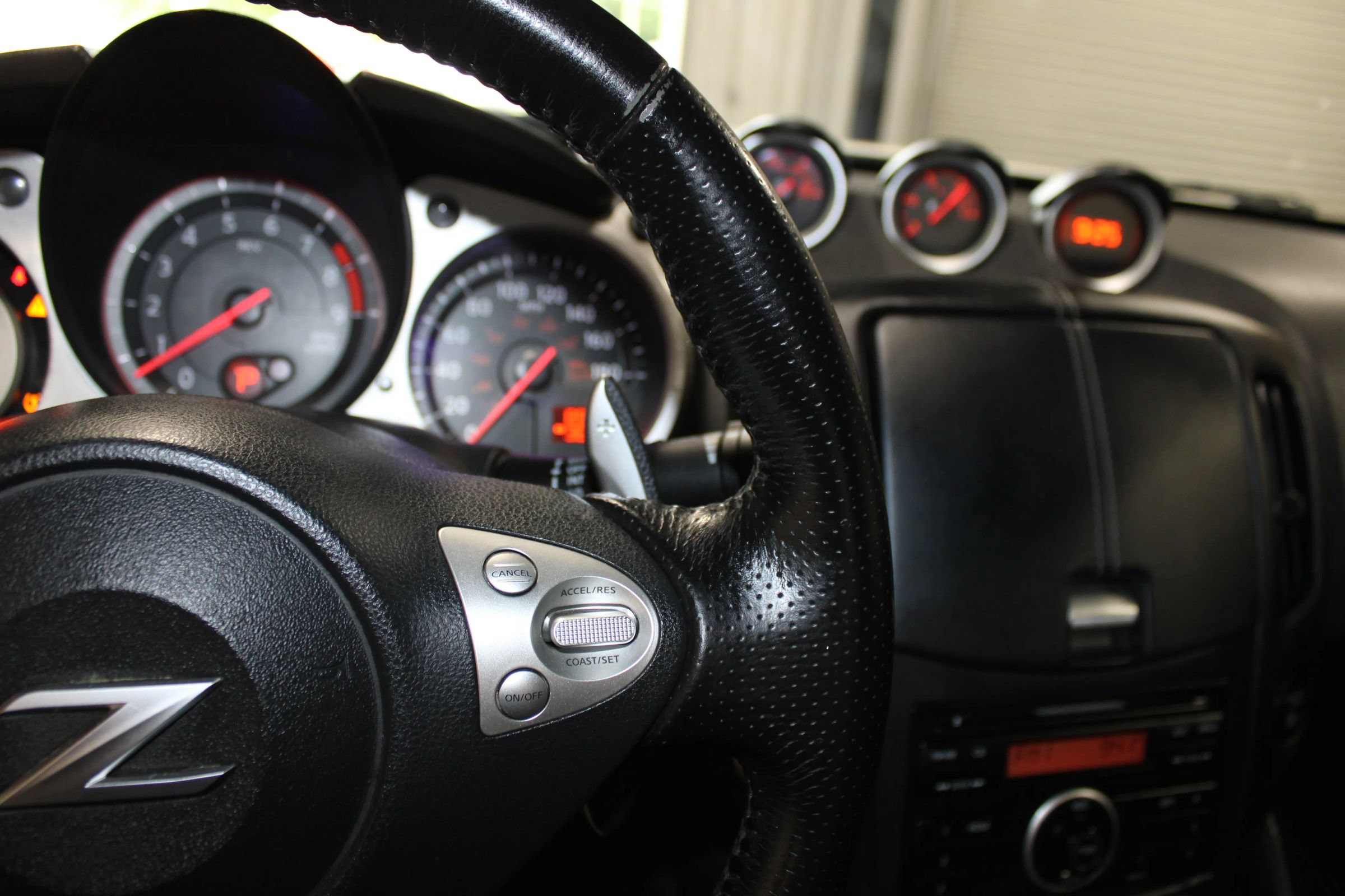Used 2011 Nissan 370Z Coupe RWD image 16