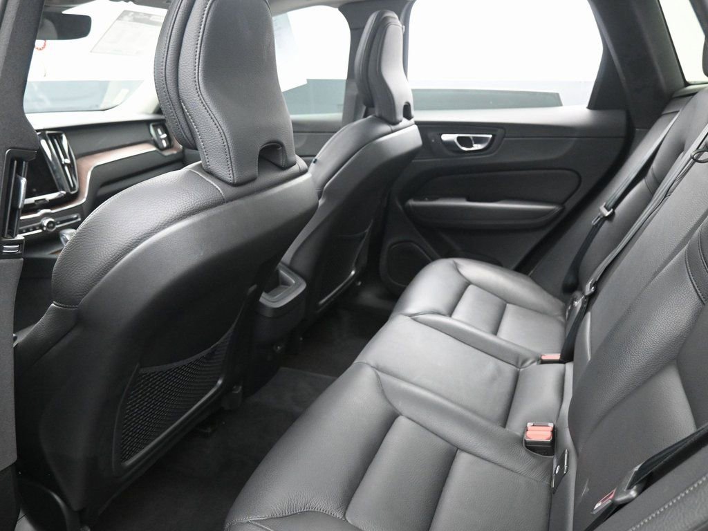 Used 2023 Volvo XC60 B5 Plus image 30