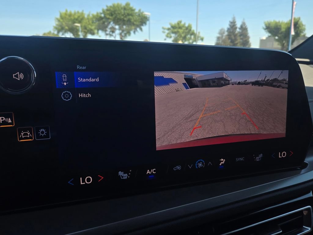 Used 2026 Chevrolet Traverse LT FWD image 25