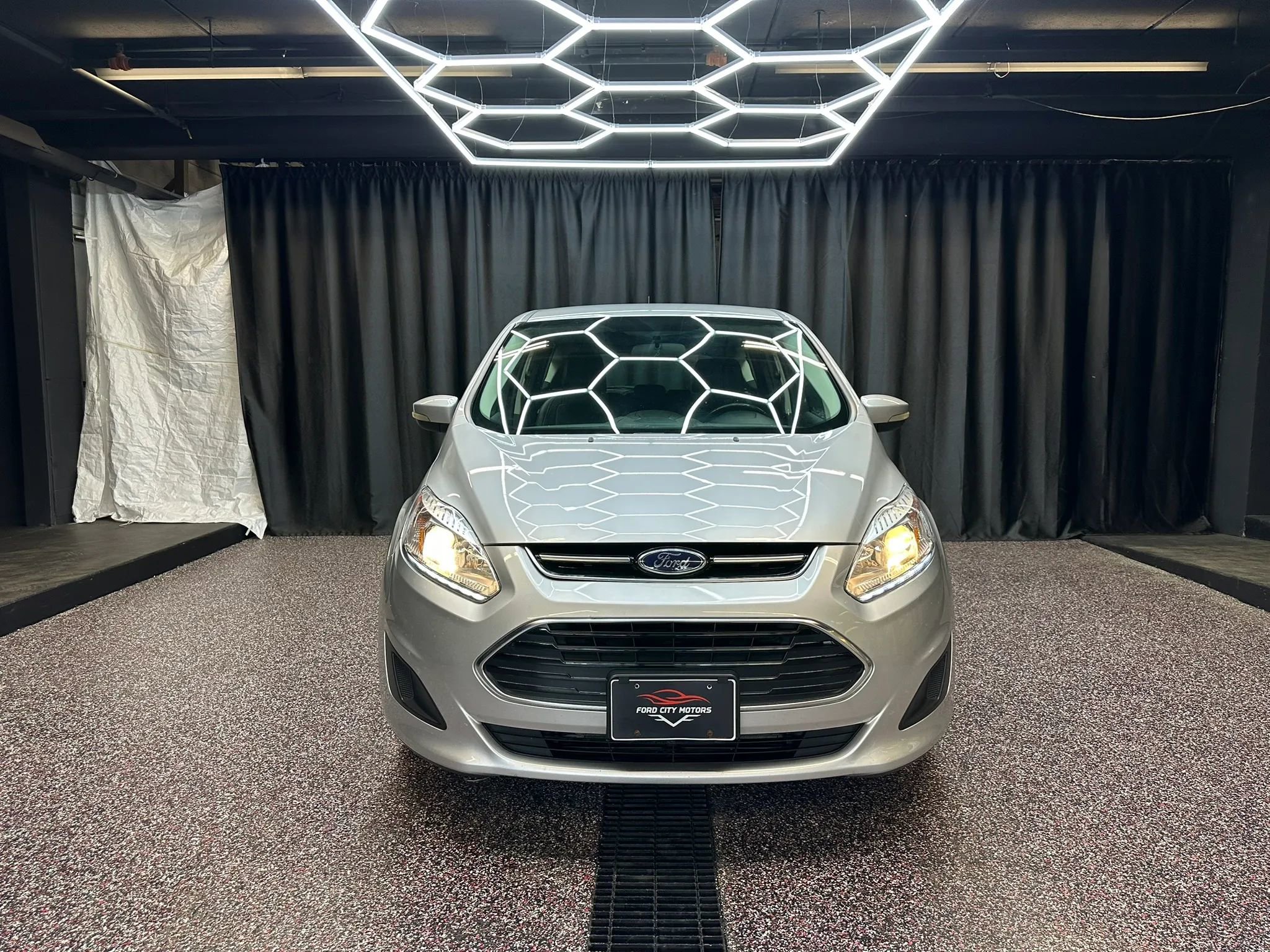 Used 2017 Ford C-MAX Energi SE w/ Equipment Group 402A FWD image 2
