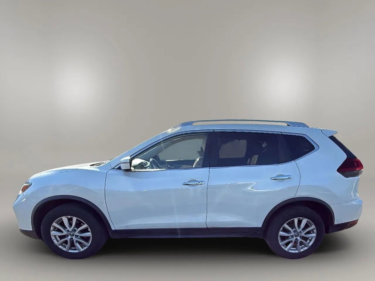 Used 2018 Nissan Rogue SV image 2