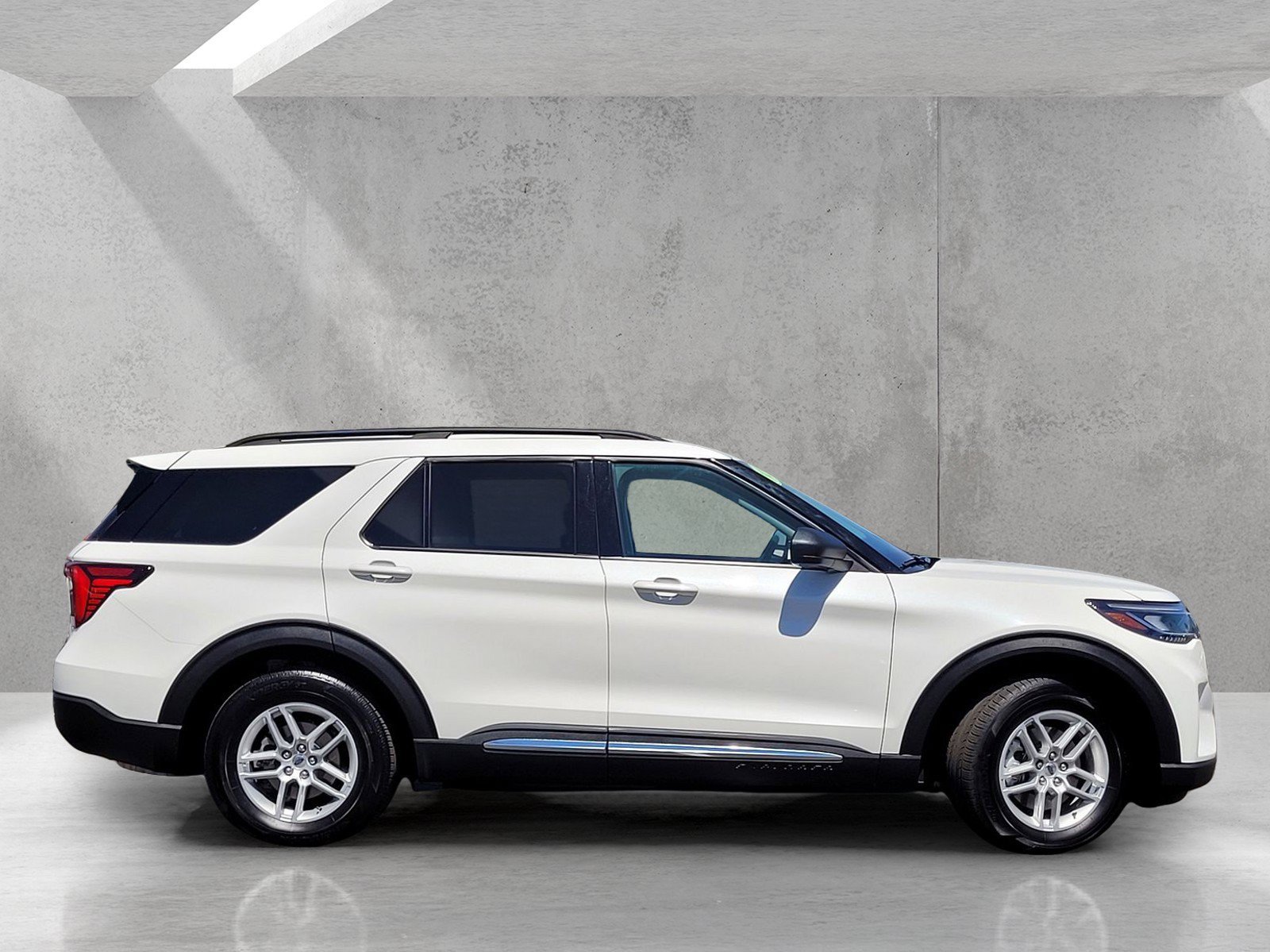 Used 2025 Ford Explorer Active RWD image 4