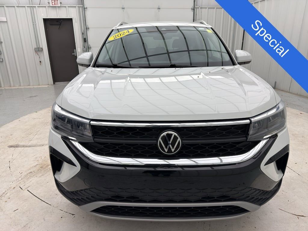 Used 2024 Volkswagen Taos SE image 2