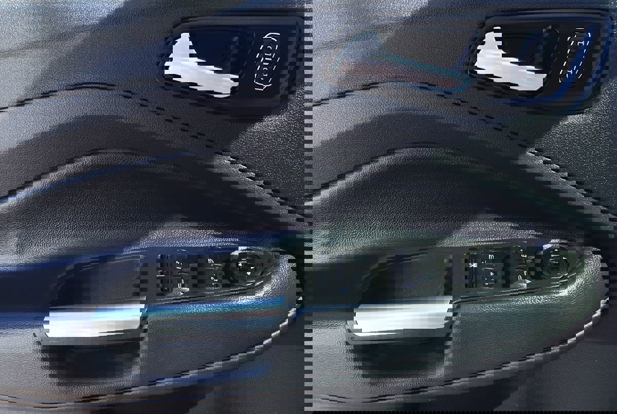 Used 2018 Ford Escape SE image 40