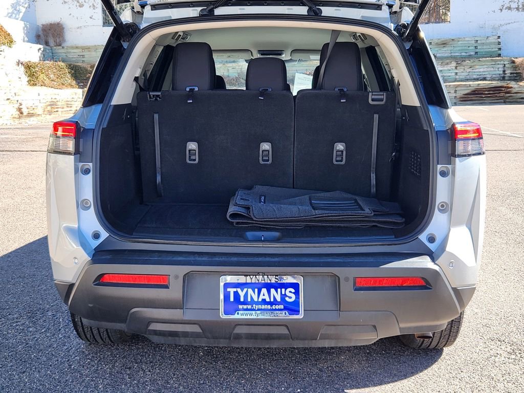 Used 2025 Nissan Pathfinder SV image 16