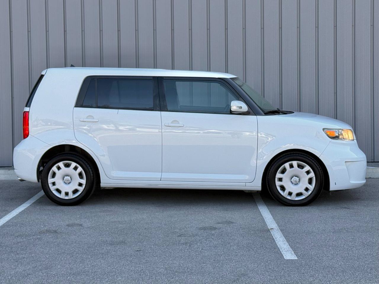 Used 2009 Scion xB FWD image 4