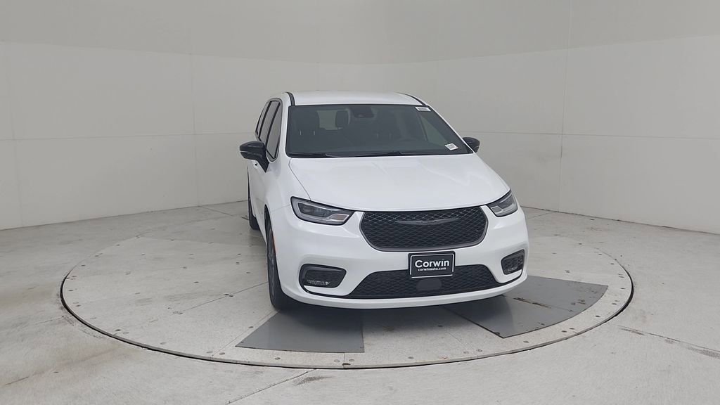 New 2026 Chrysler Pacifica Select image 4