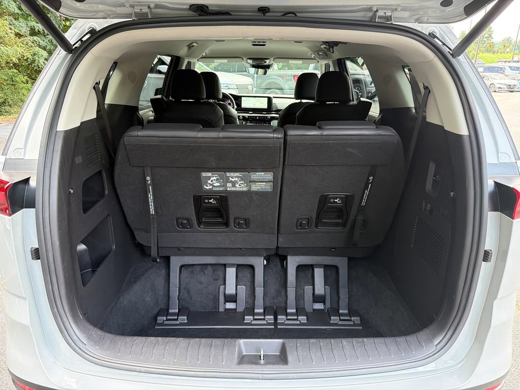 Used 2024 Kia Carnival EX FWD image 17