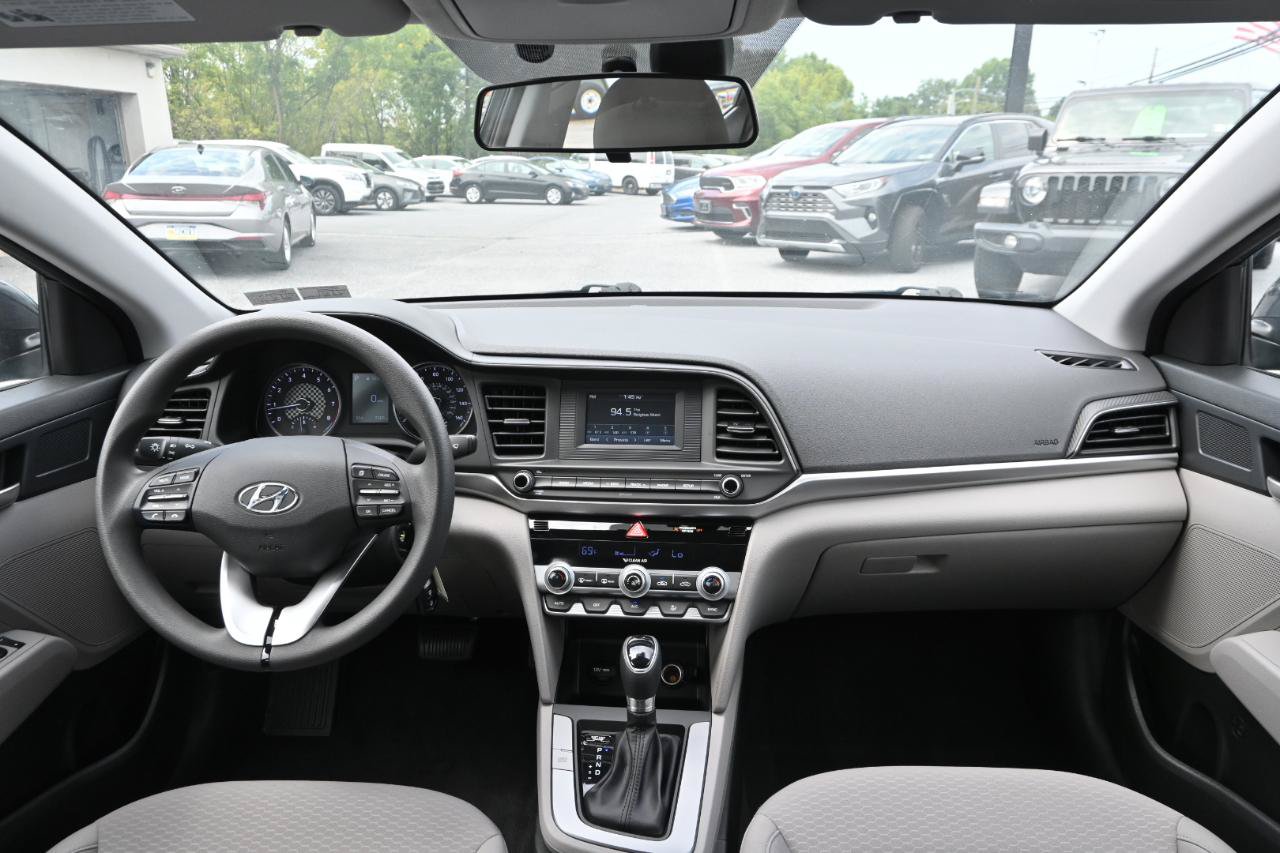 Used 2020 Hyundai Elantra SE FWD image 2