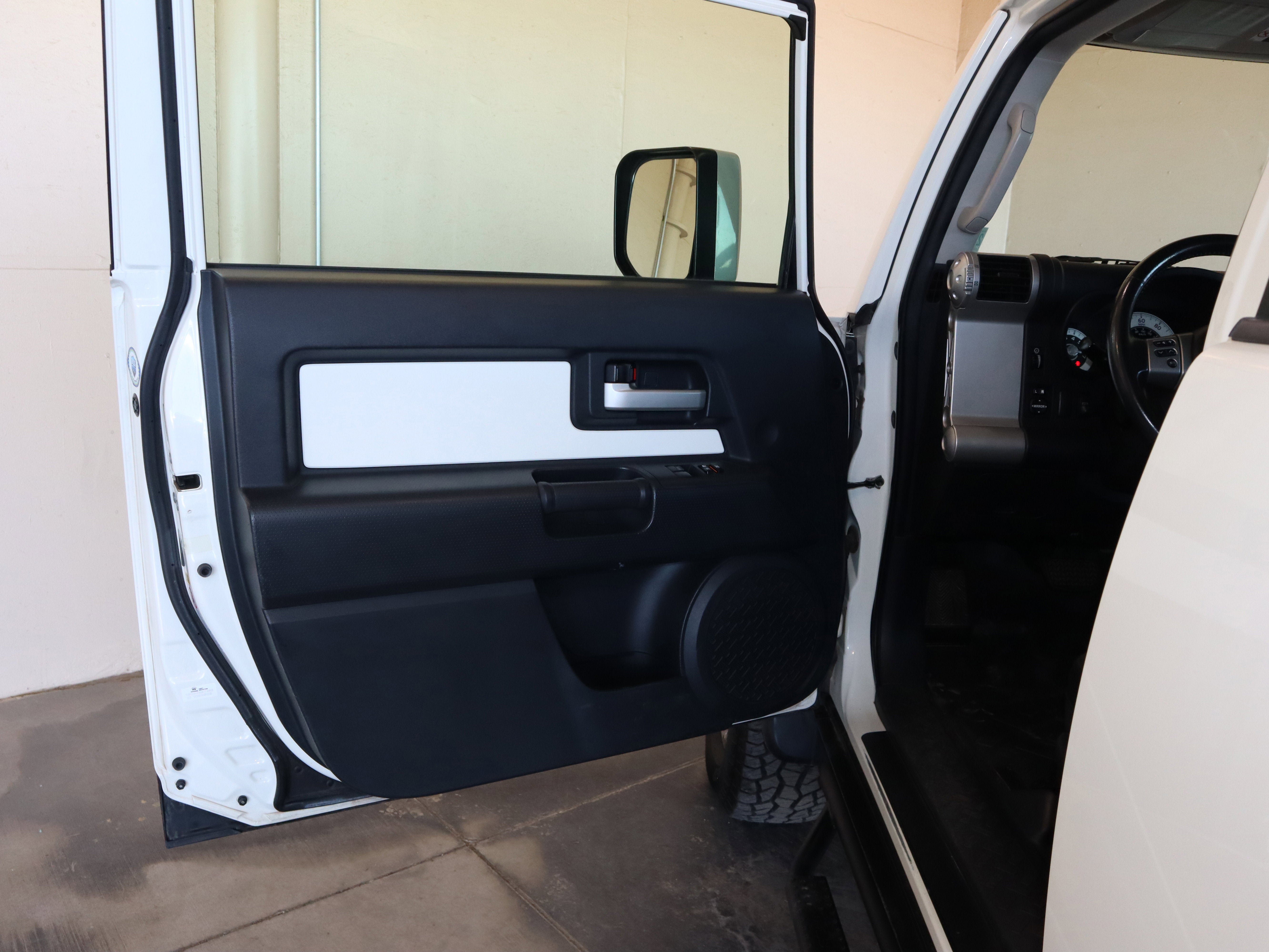 Used 2014 Toyota FJ Cruiser 4WD w/ Upgrade Package image 33