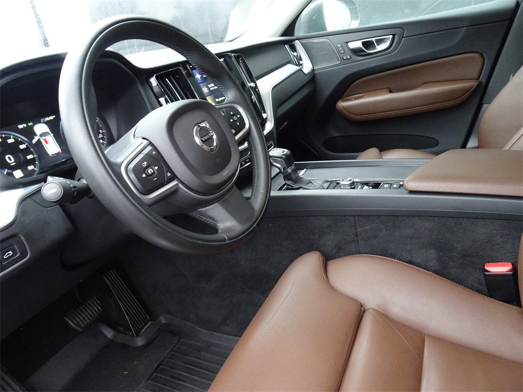 Used 2019 Volvo XC60 T5 Momentum w/ Multimedia Package image 12