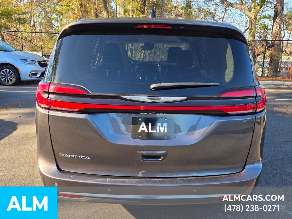 Used 2023 Chrysler Pacifica Touring-L image 5