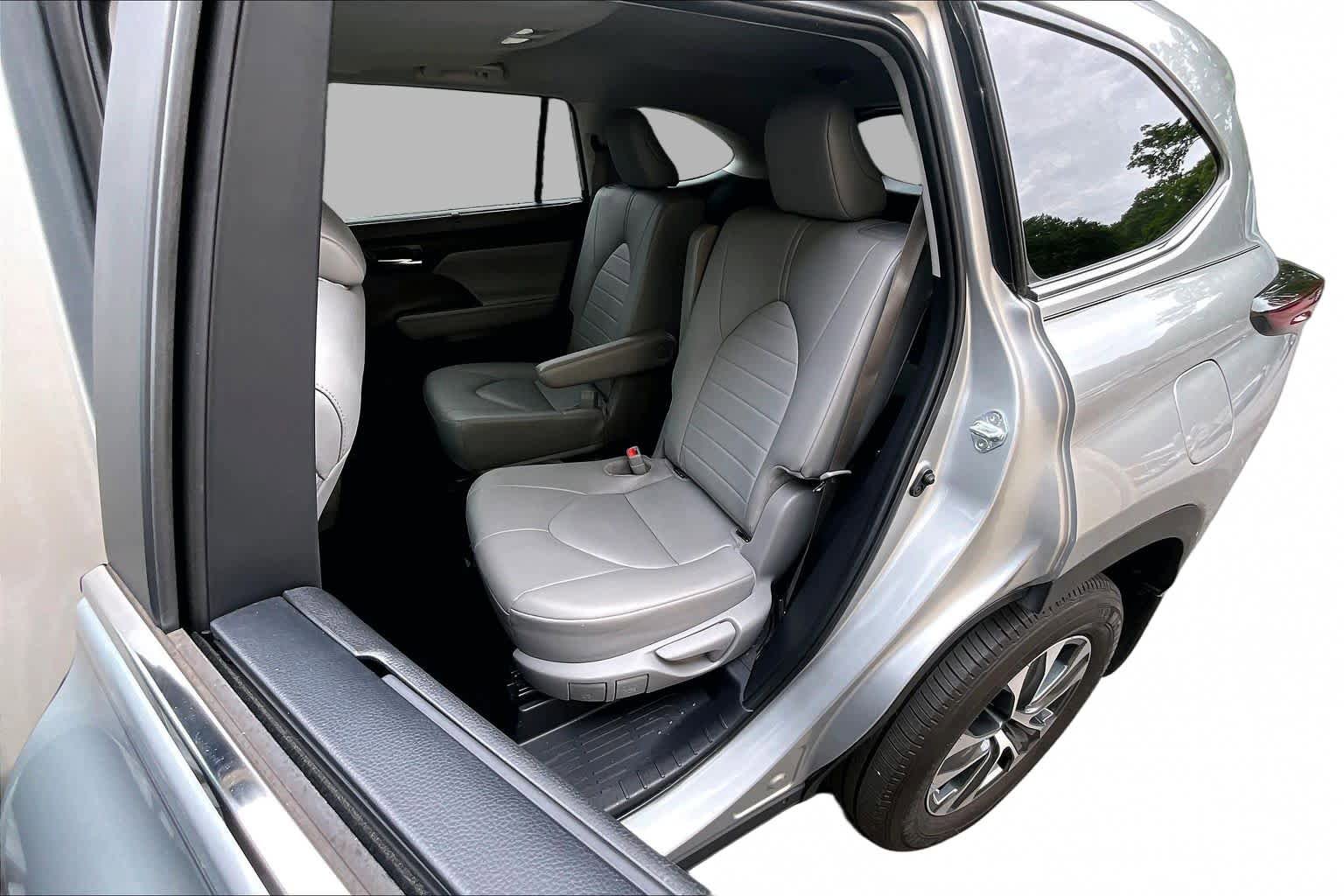 Used 2024 Toyota Highlander XLE FWD image 21
