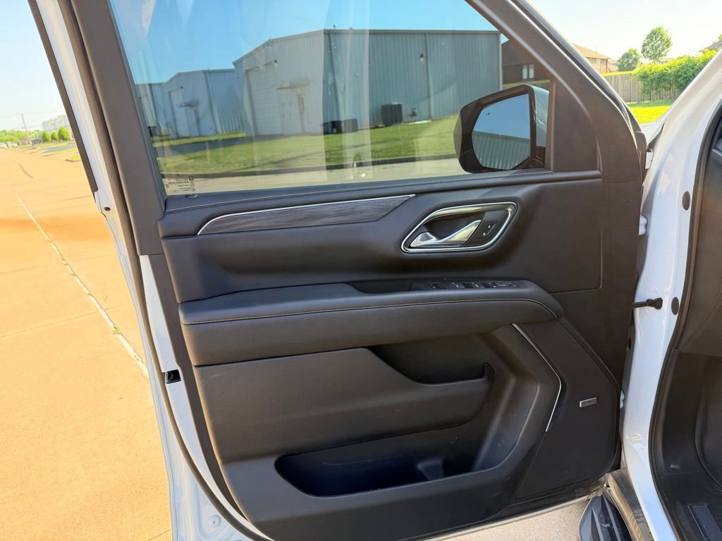 Used 2023 GMC Yukon SLT w/ SLT Premium Package AWD/4WD image 11