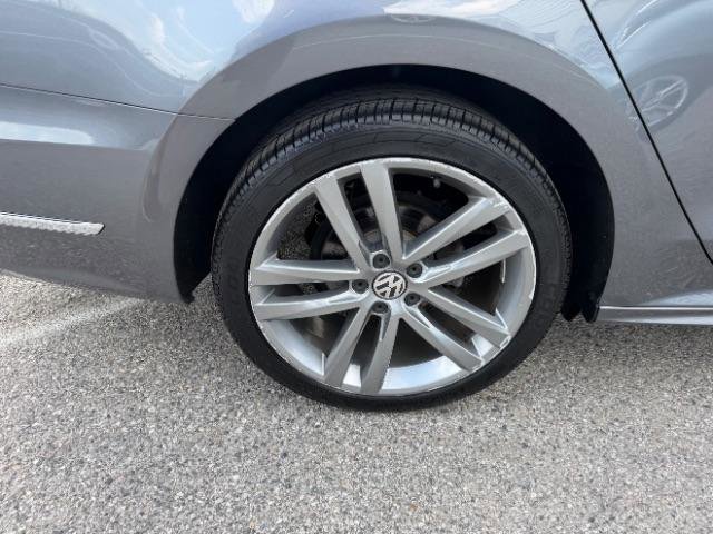 Used 2018 Volkswagen Passat 2.0T R-Line image 14