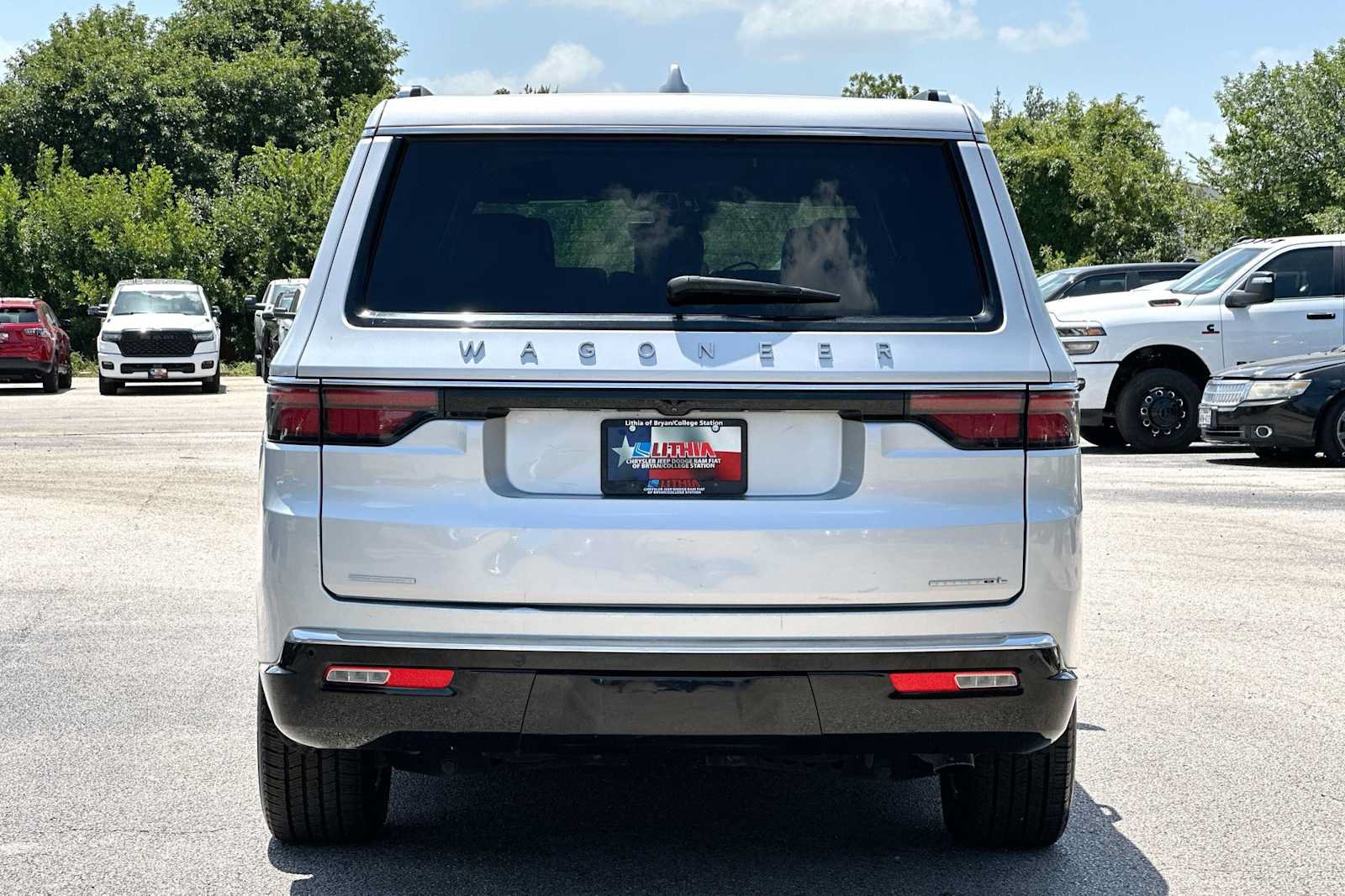 Used 2023 Jeep Wagoneer L Series II AWD/4WD image 14