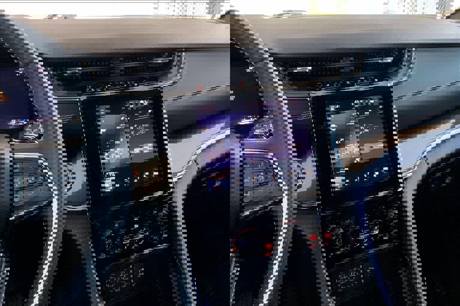 Used 2023 Jeep Grand Cherokee Altitude image 6