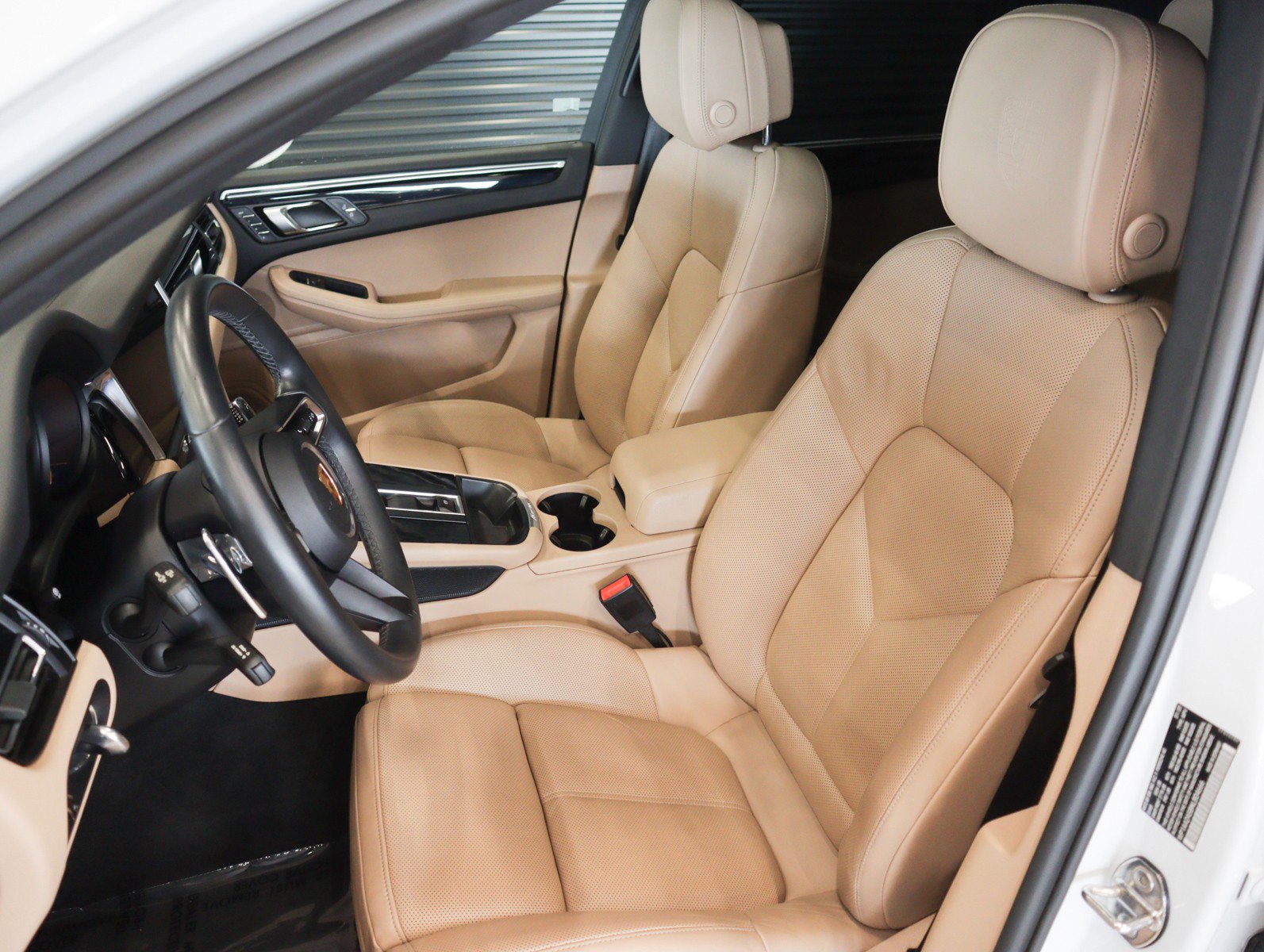 Certified 2022 Porsche Macan image 5