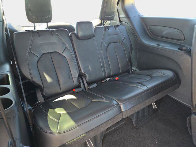 Used 2025 Chrysler Pacifica Select FWD image 16