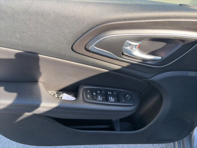 Used 2017 Chrysler 200 Limited Platinum image 17