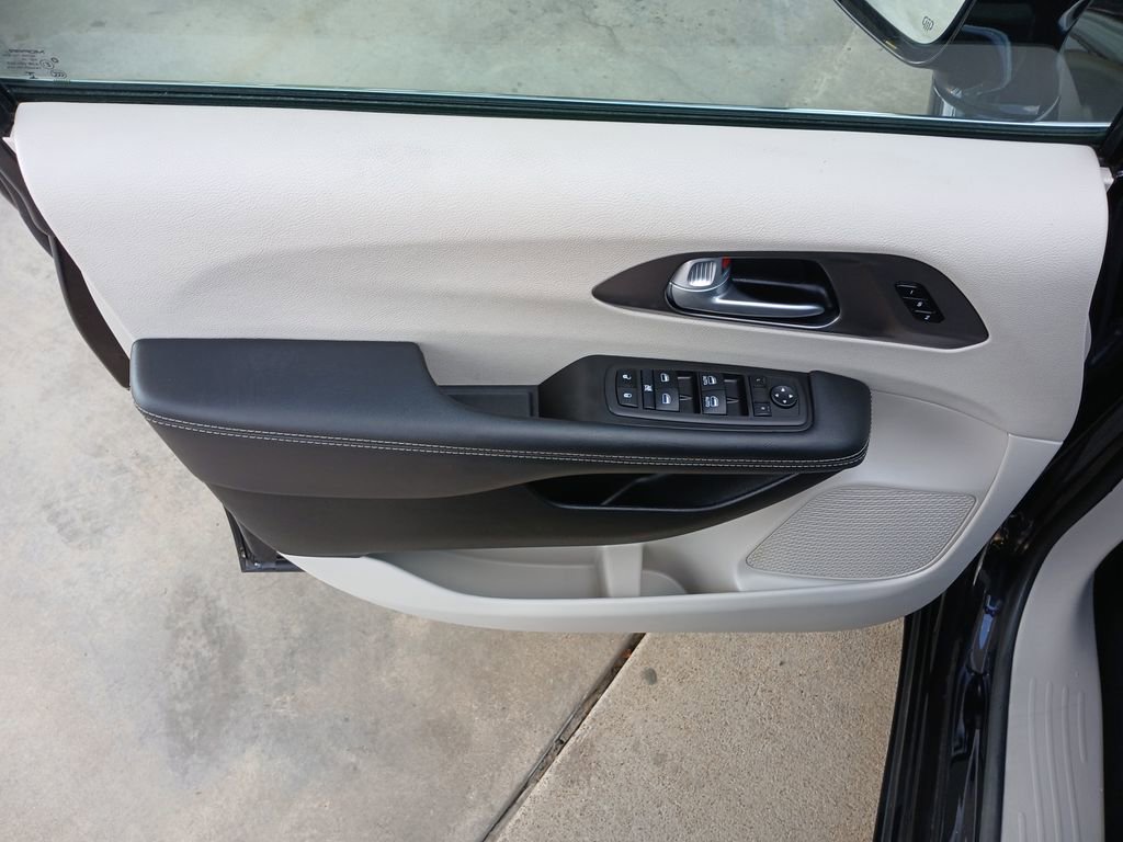 Used 2024 Chrysler Pacifica Touring-L image 23