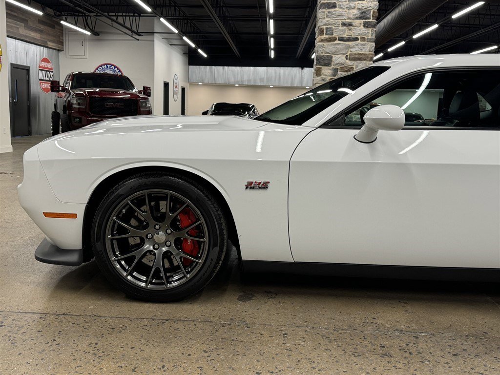 Used 2016 Dodge Challenger SRT w/ Technology Group image 5
