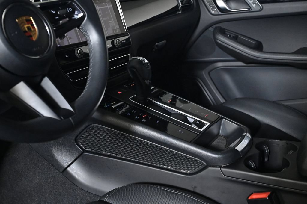 Certified 2023 Porsche Macan AWD/4WD image 22