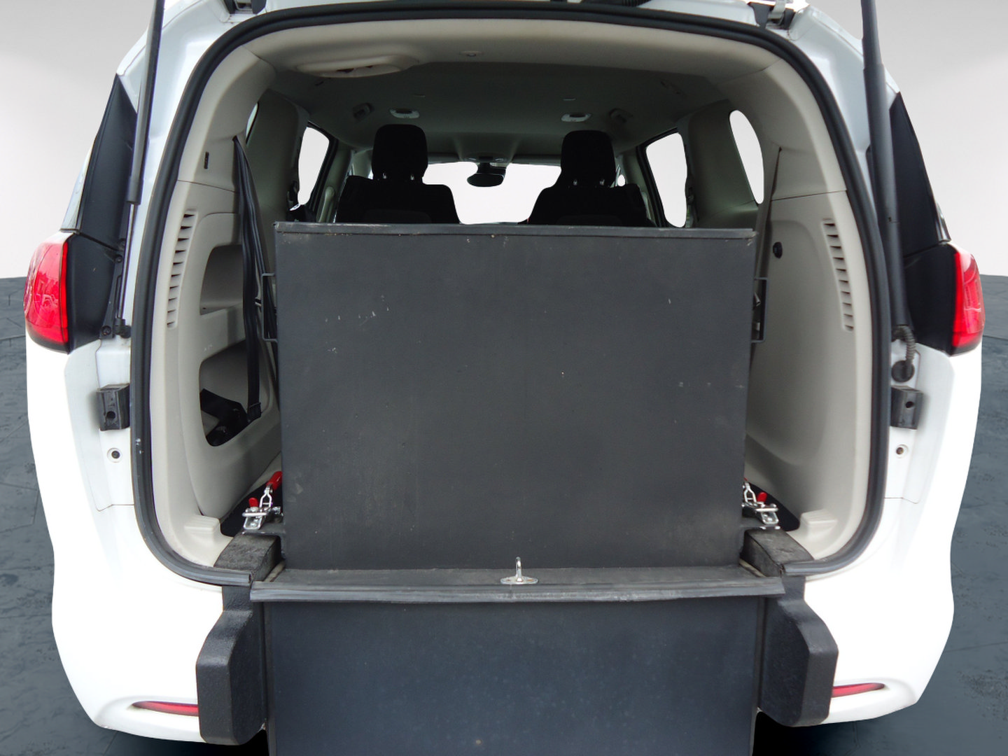 Used 2023 Chrysler Voyager LX FWD image 6