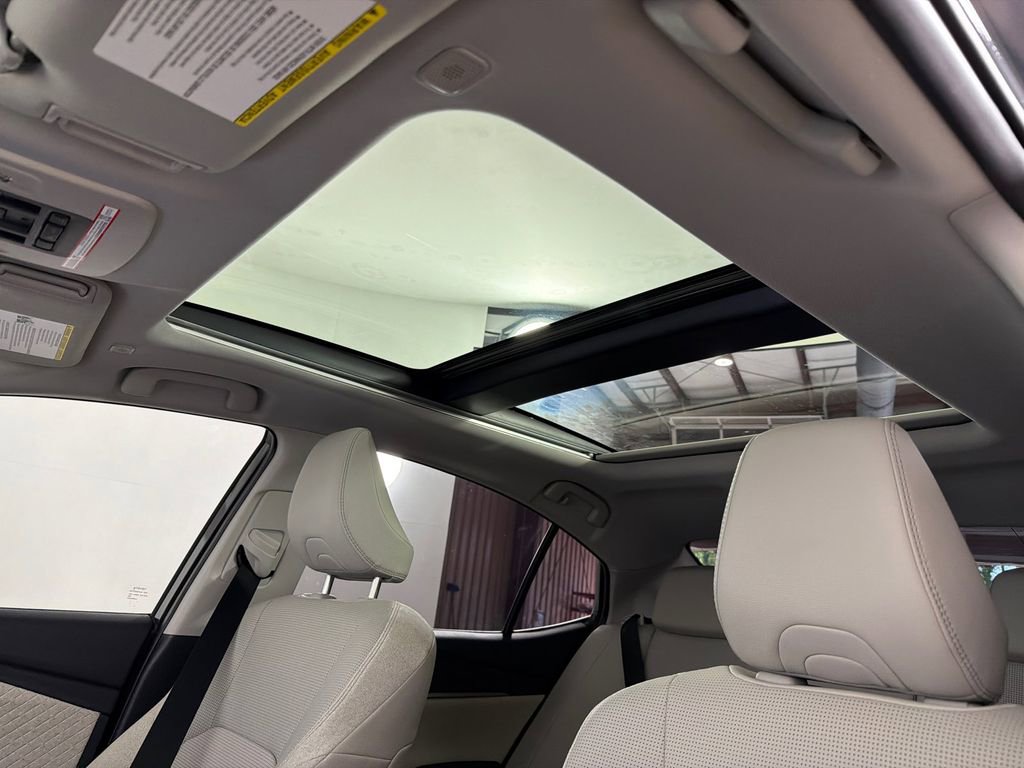 Used 2025 Toyota Camry XLE image 2