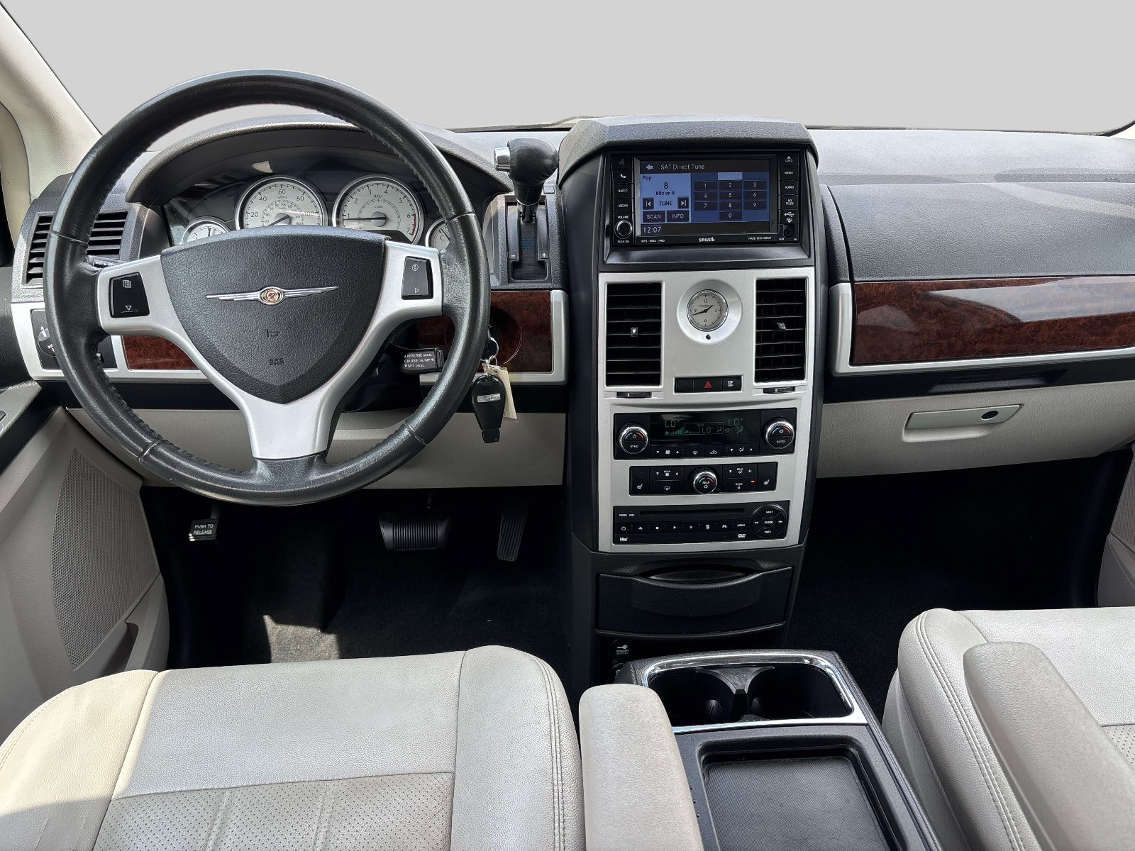 Used 2010 Chrysler Town & Country Touring Plus FWD image 10