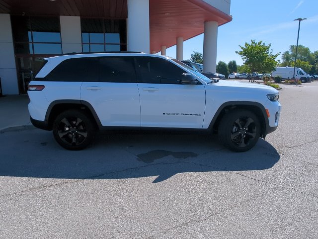 Used 2024 Jeep Grand Cherokee Altitude AWD/4WD image 32